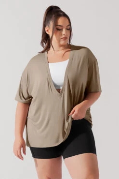 Daring Deep V Tee - Shiitake -Popflex Store DarlingDeepVTee Shitake B1025 0060 Edit f98de3f7 5776 4e24 bf9f 77d65389e036