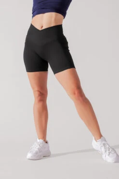 Crisscross Hourglass® Midi Short With Pockets - Black