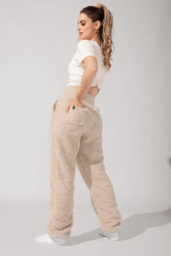 Blanket Pants In Faux Sherpa - Taupe 7 Blanket Pants In Faux Sherpa - Taupe -Popflex Store KayleeOutfit9 1101 Edit aec4031f 56b9 4112 9b30 032d27326ce1