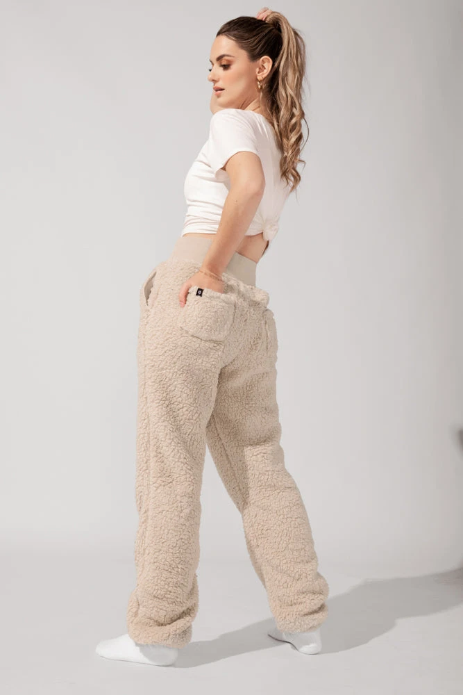 Blanket Pants in Faux Sherpa - Taupe Blanket Pants In Faux Sherpa - Taupe -Popflex Store KayleeOutfit9 1101 Edit aec4031f 56b9 4112 9b30 032d27326ce1