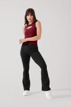 Peekaboo Crew Tank - Crimson -Popflex Store PeekabooCrewTank Crimson B1024 0415 Edit