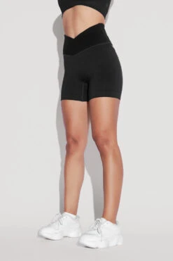 Crisscross Hourglass® Seamless Midi Shorts - Black 2 Crisscross Hourglass® Seamless Midi Shorts - Black -Popflex Store What stheScoopBra CCHGShorts Black 0288 Edit